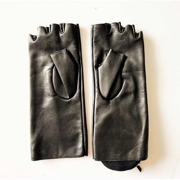 Brand new Chanel fingerless leather gloves with pouch size 7.5 - Picture 2 of 2